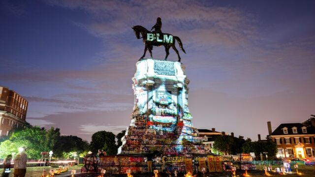 La imagen de George Floyd es proyectada en la base de la estatua dedicada al general del ejército confederado de Estados Unidos Robert E. Lee en Richmond, Virginia, Estados Unidos este martes. Mientras otros monumentos dedicados a personalidades de los estados confederados, la estatua de Lee, comandante de los ejércitos de la Confederación en la Guerra Civil estadounidense (1861-1865), sigue sin retirarse. EFE/ Jim Lo Scalzo
