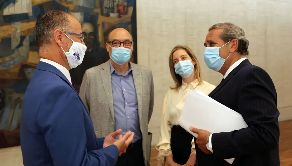 El presidente de las Cortes, Luis Fuentes, conversa con el del Consejo Consultivo, Agustín Sánchez de vega, entre otros