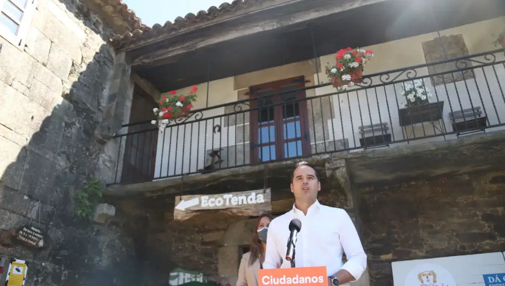 Ignacio Aguado hoy junto a los candidatos de Cs en las elecciones gallegas
