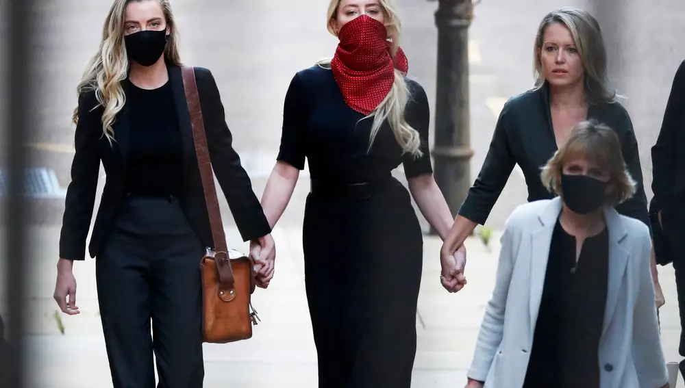 La actiz Amber Heard (centro) llega a la Alta Corte inglesa, en Londres, donde tiene lugar el juicio de difamación contra Johnny Depp EFE/EPA/FACUNDO ARRIZABALAGA