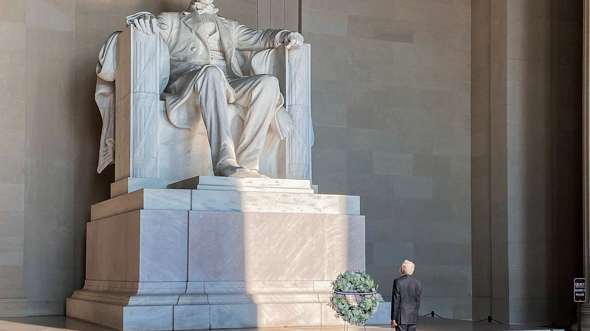 El presidente mexicano, Andrés Manuel López Obrador, frente al monumento a Lincoln este miércoles, en Washington