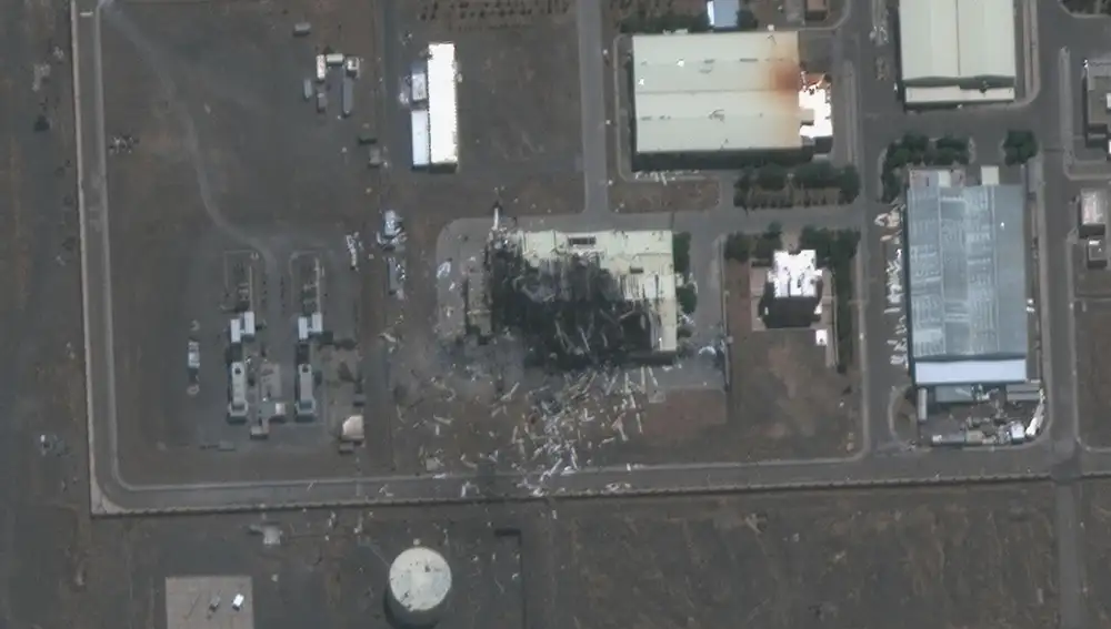 Una fotografía satélite de MAXAR Technologies que muestra los edificios destruidos en la planta de enriquecimiento de Natanz