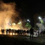 Batalla campal entre manifestantes y policías esta noche en el centro de Belgrado