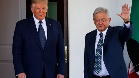 El ex presidente de EE UU, Donald Trump, junto al mandatario mexicano, Andrés Manuel López Obrador, en la Casa Blanca