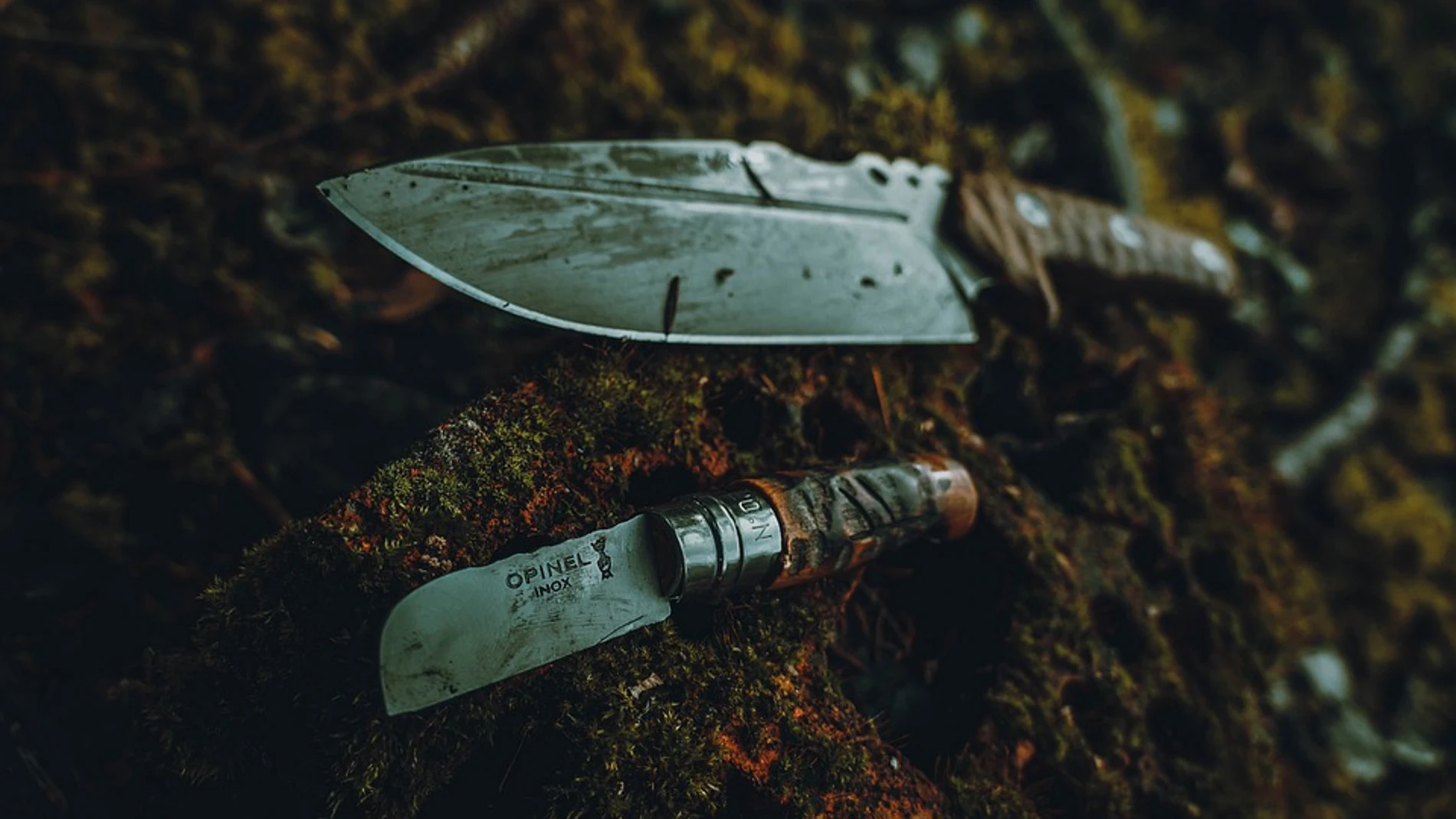 Cuchillo y navaja para distintos usos durante una jornada de caza.