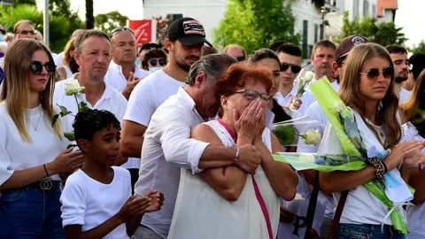 Bayonne (France), 08/07/2020.- Parents of Veronique Monguillot, wife of French bus driver Philippe Monguillot, react as they participate in a white march in Bayonne, southwestern France, 08 July 2020. Philippe Monguillot has been declared brain dead after being attacked for refusing to let aboard his bus a group of people who were not wearing face masks on 05 July. (Atentado, Francia) EFE/EPA/CAROLINE BLUMBERG