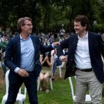 GRAF4755. ORENSE, 08/07/2020.- El presidente de la Xunta y candidato del PP a la reelección, Alberto Núñez Feijóo (i) junto al presidente del PP de Castilla y León, Alfonso Fernández Mañueco (d), durante el mitin celebrado este miércoles en Santa Cruz de Arrabaldo, Ourense. EFE/ Brais Lorenzo