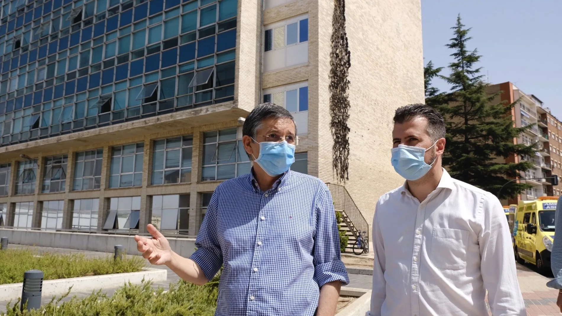 El secretario regional del PSOE, Luis Tudanca, visita el Instituto de Investigación Biomédica de Salamanca (Ibsal) en compañía de su director, Rogelio sarmiento