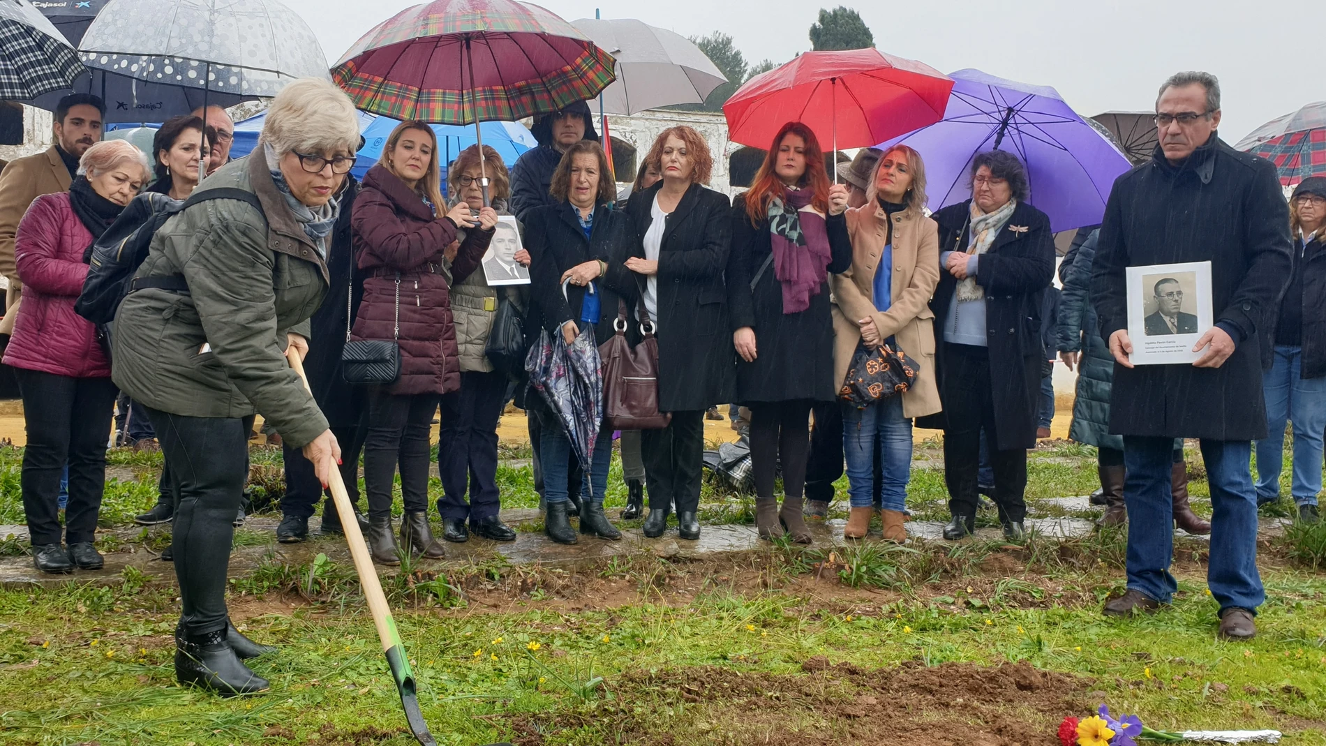 El Ayuntamiento de Sevilla inicia con un acto simbólico la exhumación de la fosa de Pico Reja el pasado 18 de enero