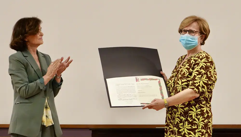 La vicepresidenta Carmen Calvo entrega una de las condecoraciones a un familiar de un represaliado de la Guerra Civil