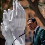 El presidente de la Junta de Andalucía, Juanma Moreno, inauguró la primera de las esculturas de homenaje que Andalucía dedica a los profesionales sanitarios y al resto de personas que luchan contra el Covid-19