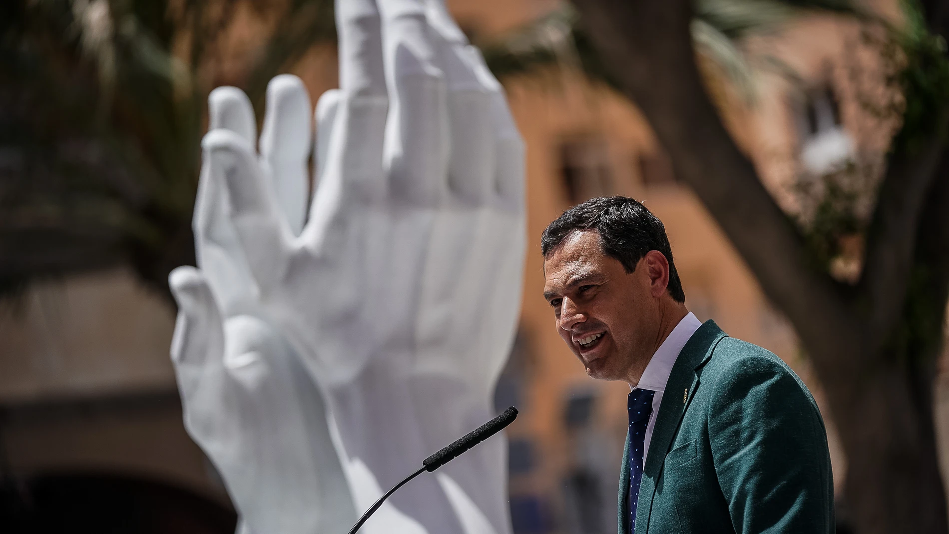 El presidente de la Junta de Andalucía, Juanma Moreno, inauguró la primera de las esculturas de homenaje que Andalucía dedica a los profesionales sanitarios y al resto de personas que luchan contra el Covid-19
