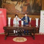 Firma del acuerdo entre Unicaja Banco y la Universidad de Granada