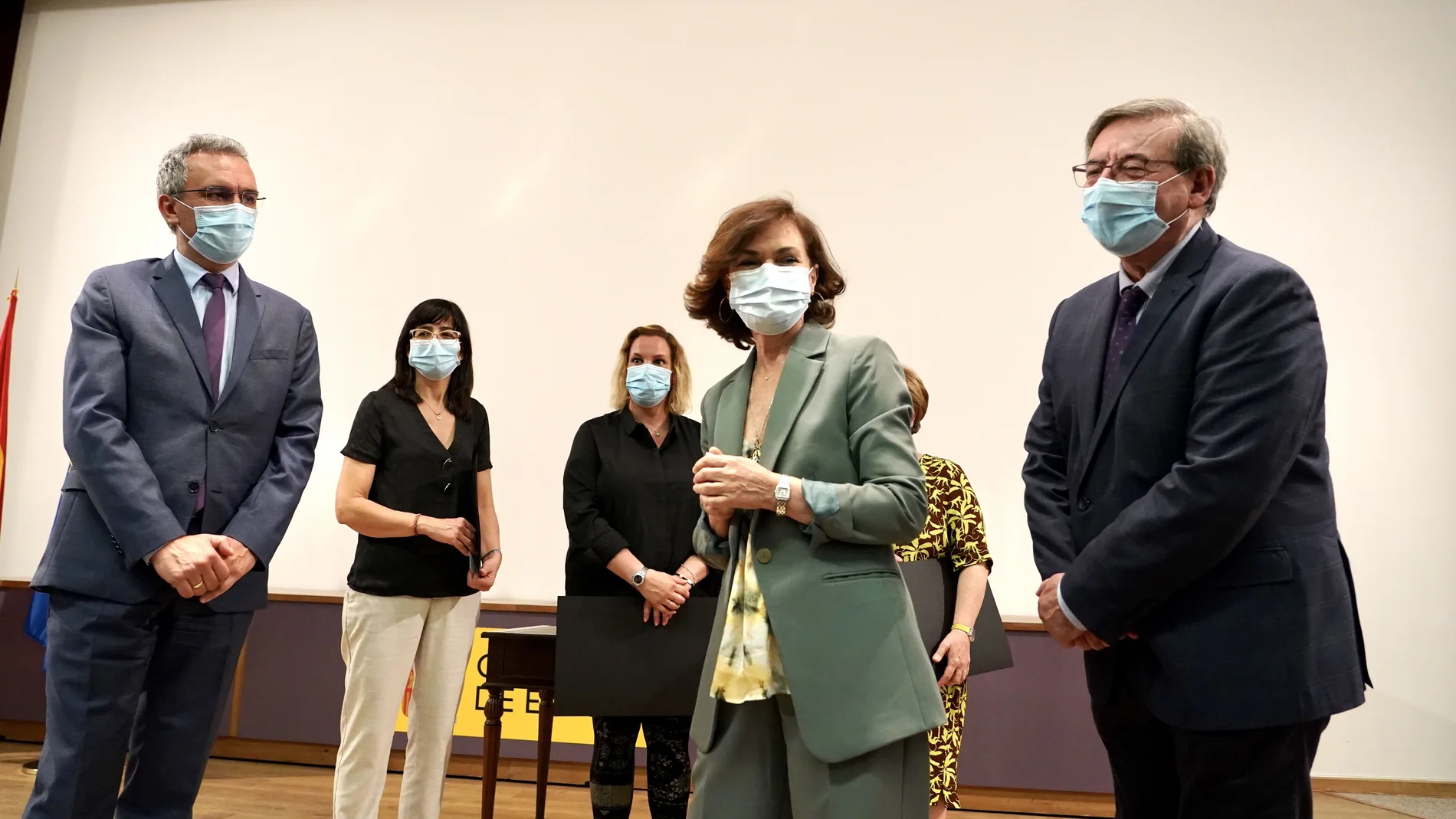 Carmen Calvo y Javier Izquierdo, entre otros, durante un acto de reparación a víctimas del franquismo en Valladolid