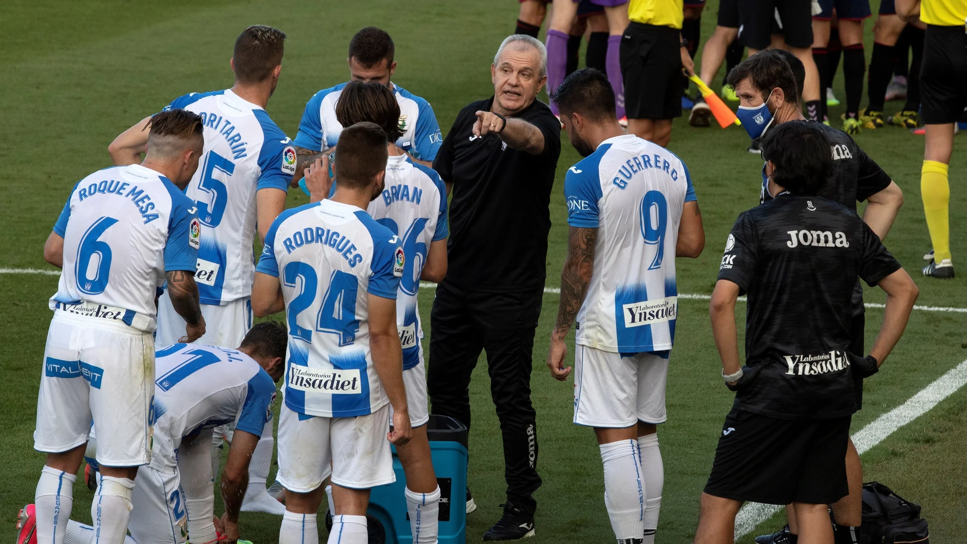 El entrenador del Leganés, Javier Aguirre, da instrucciones a sus jugadores en un descanso del partido contra Osasuna