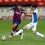Luis Suarez contra Leandro Cabrera en el derbi del Camp Nou entre el Barcelona y el Espanyol