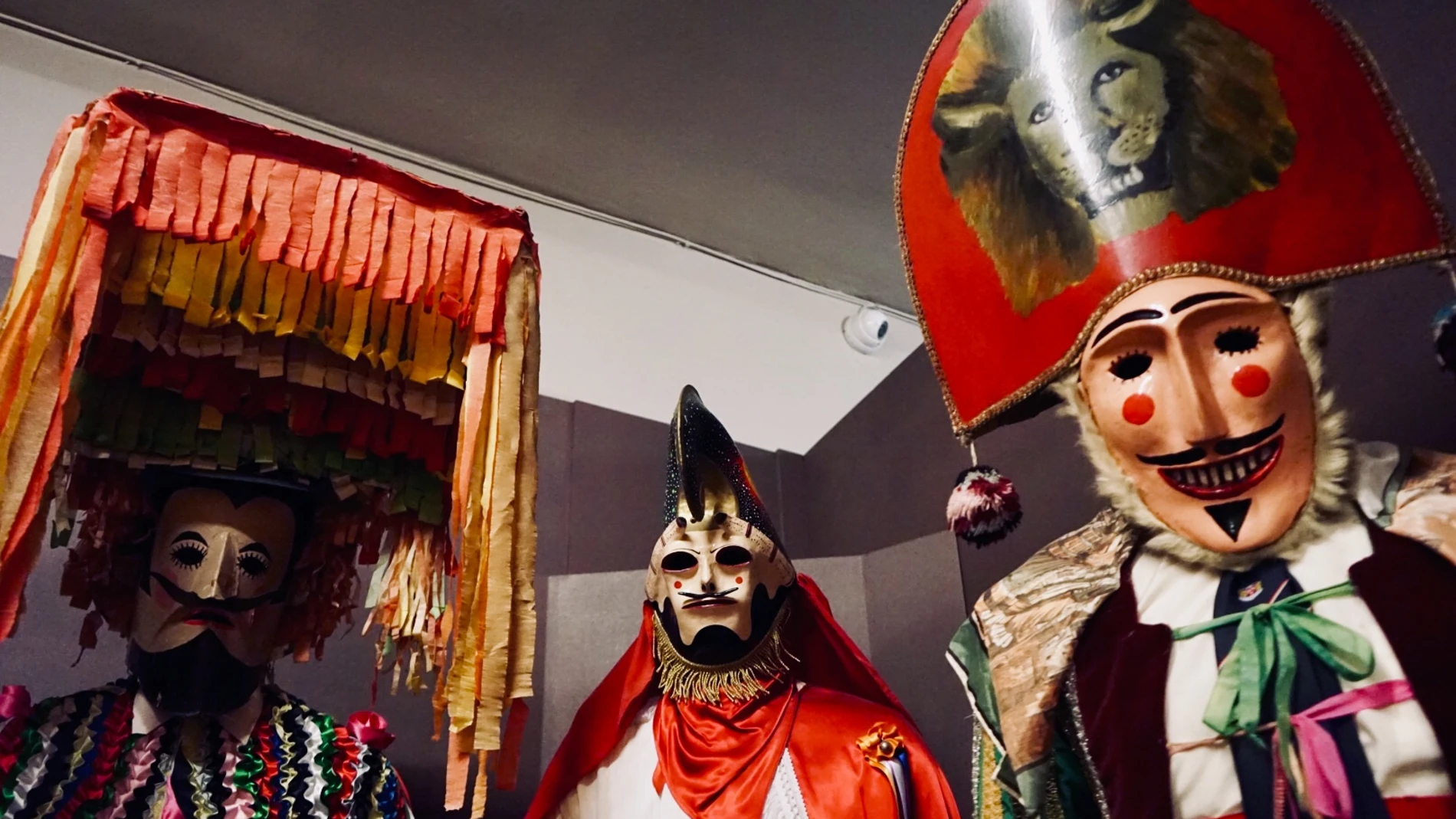 Las máscaras tradicionales observan al visitante en el Museo do Pobo Galego.