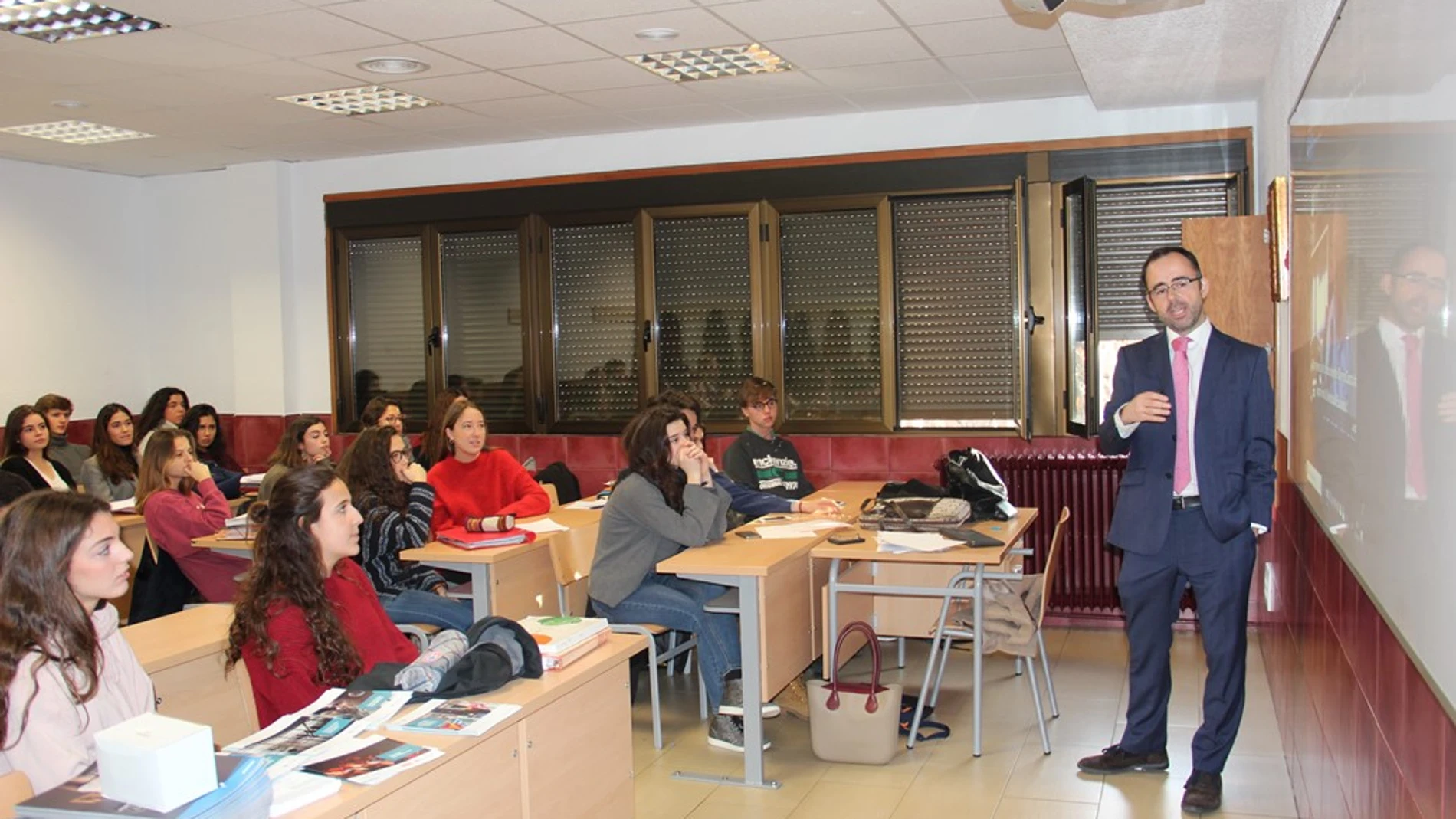 Uno de los profesores de la universidad da clase a sus alumnos