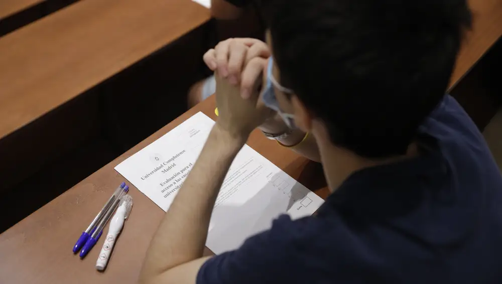 Un alumno en la prueba de la EVAU que ha durado, por primera vez, cuatro días a causa de la pandemia. Hoy es el día para incidencias