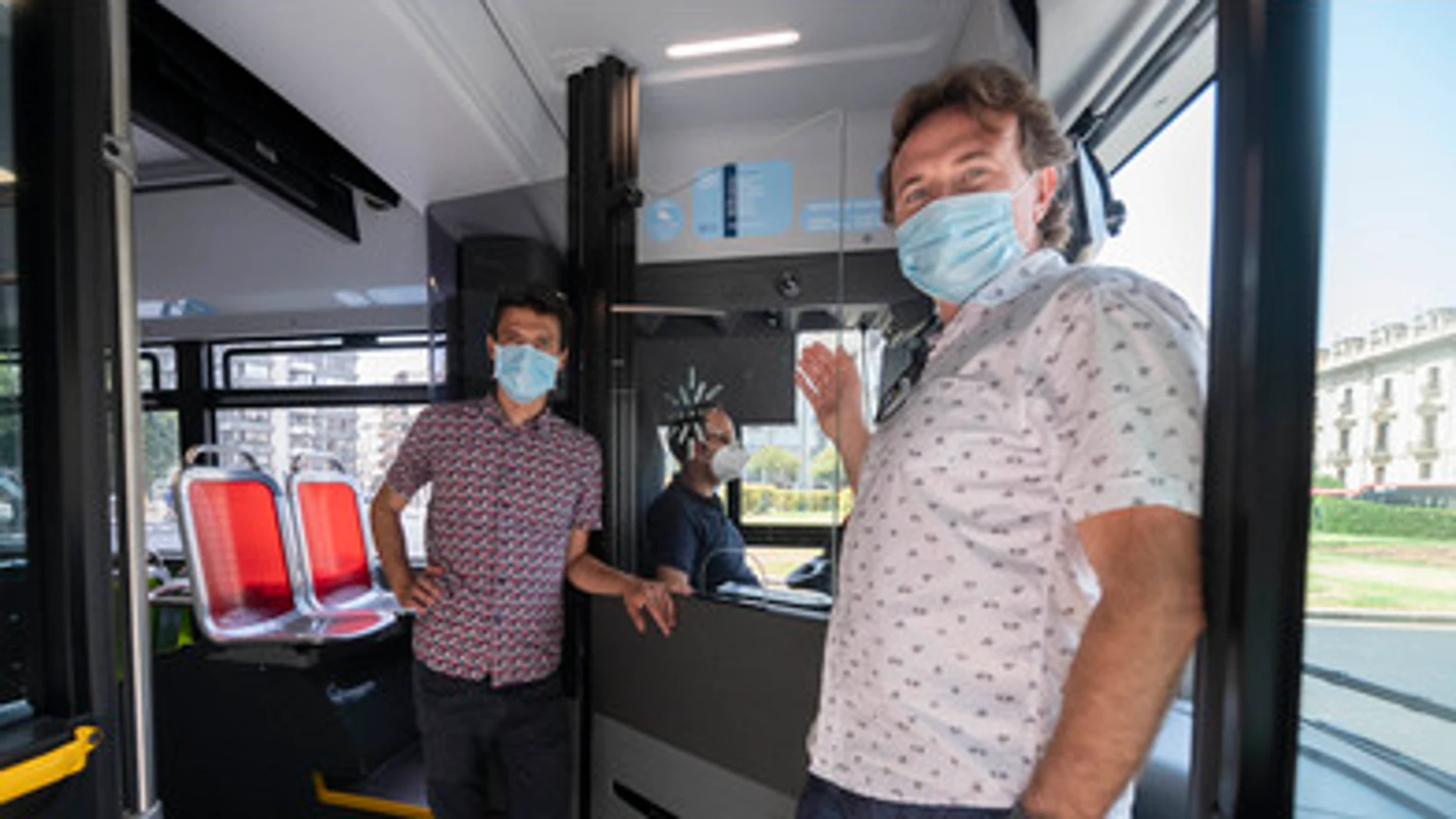 El concejal de Movilidad Sostenible y presidente de la EMT, Giuseppe Grezzi durante la presentación en julio de los 164 autobuses híbridos con mampara integrada de protección contra el coronavirus en la zona de conducción