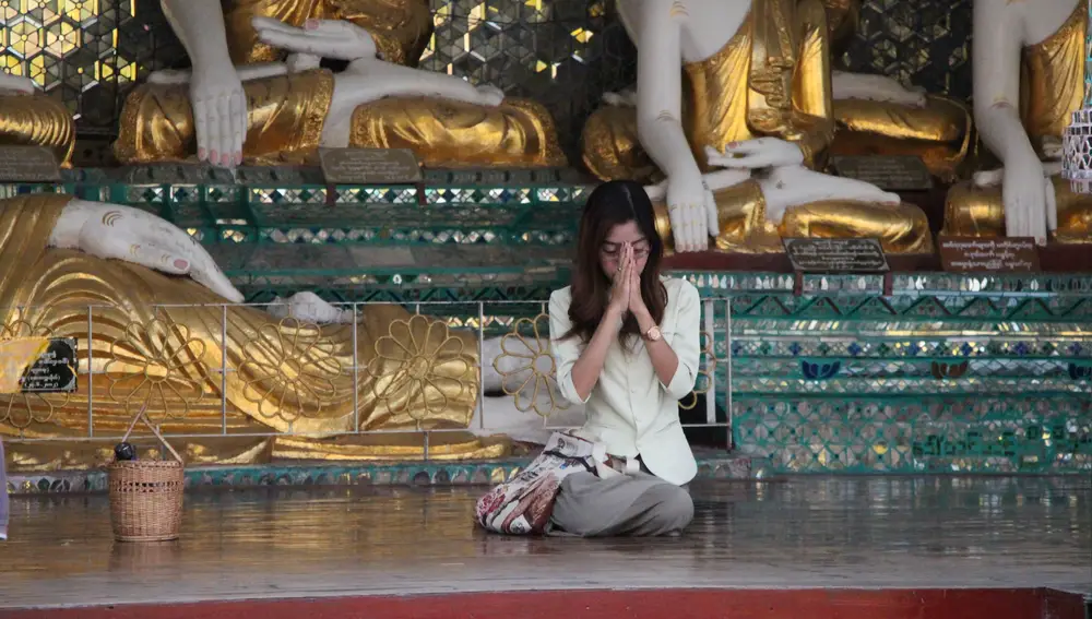 Ejecutiva meditando en Myanmar