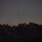 -FOTODELDÍA- PIERA, 09/07/2020.- El cometa Neowise, el más visible de los últimos siete años y descubierto a finales de marzo, tras las montañas de Montserrat, podrá verse a simple vista hasta el día 15 de este mes. EFE/Marta Pérez.