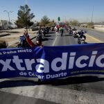 FILE PHOTO: People hold a banner as they take part in the 'March for Dignity' from the border city of Ciudad Juarez to the Finance Minister's premises in Mexico City, to demand the federal government the detention and extradition of former governor Cesar Duarte, accused of corruption, in Ciudad Juarez, Mexico January 20, 2018. The banner reads "Extradition of Cesar Duarte". REUTERS/Jose Luis Gonzalez/File Photo