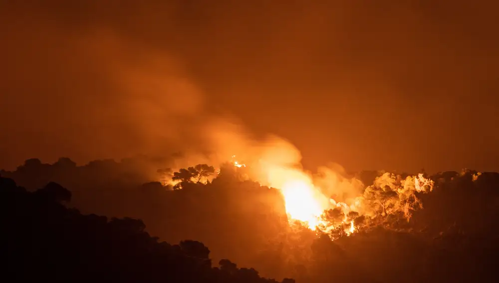 Incendio declarado ayer miércoles en el término de Quesada, en Jaén, visto desde el pueblo de Belerda