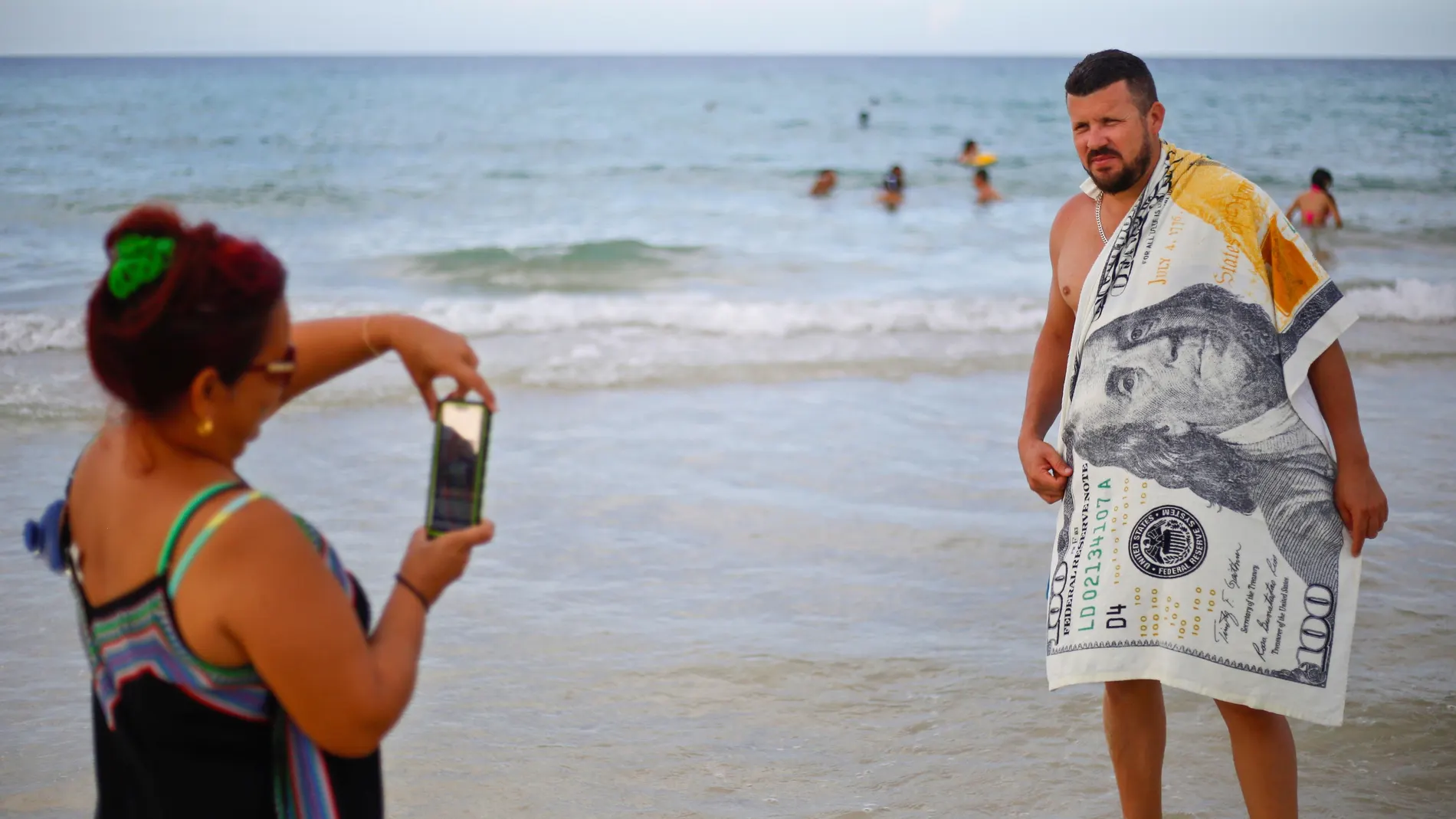Cubanos disfrutan de la playa mientras Habana registra 10 nuevos contagios