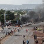 Barricadas en las calles de la capital Bamako (AP Photo/Baba Ahmed)