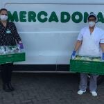 Representantes de Mercadona y del Comedor Municipal y Albergue de Transeúntes de Castelló durante una de las entregas de alimentos