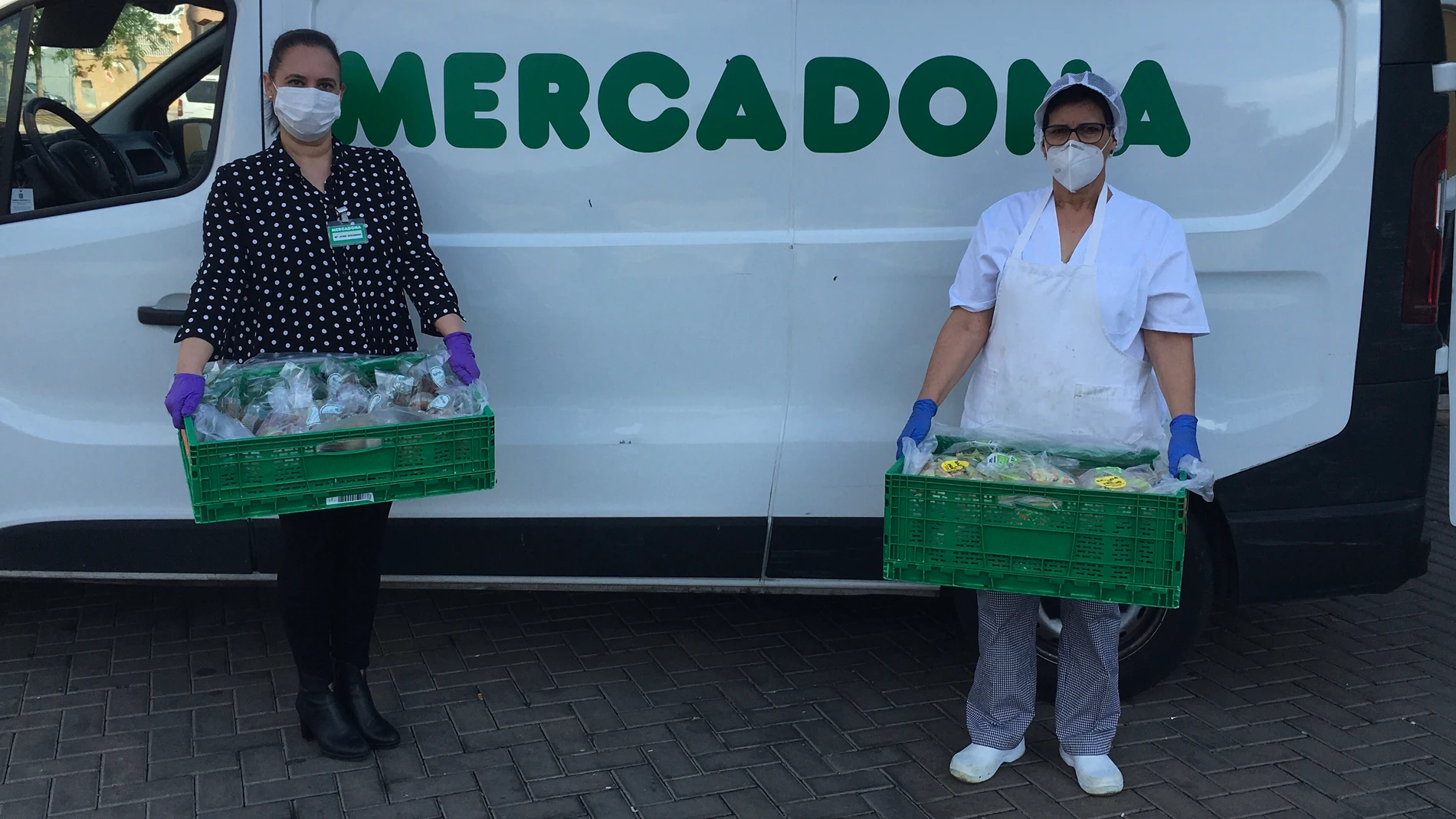 Representantes de Mercadona y del Comedor Municipal y Albergue de Transeúntes de Castelló durante una de las entregas de alimentos