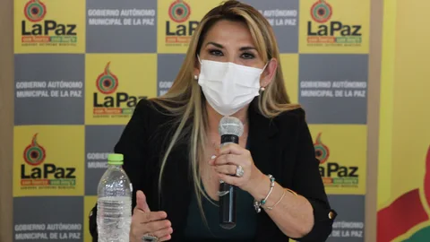 AME1805. LA PAZ (BOLIVIA), 09/07/2020.-Fotografía de archivo fechada el 16 de abril del 2020 de la presidenta interina de Bolivia, Jeanine Áñez, en una rueda de prensa en La Paz (Bolivia). La presidenta interina de Bolivia, Jeanine Áñez, comunicó este jueves que padece la COVID-19 y guardará cuarentena. Jeanine Áñez explicó en un video difundido en redes sociales que seguirá trabajando, pues se siente bien y con fuerzas pese a dar positivo en una prueba del nuevo coronavirus. EFE/ Luis Ángel Reglero