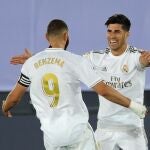 Karim Benzema y Marco Asensio celebran un gol del Real Madrid. EFE/JuanJo Martín