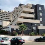 Edificio precintado en la zona del Dos Mares de La Manga por el desprendimiento de placas de su fachadaAYUNTAMIENTO DE CARTAGENA10/07/2020