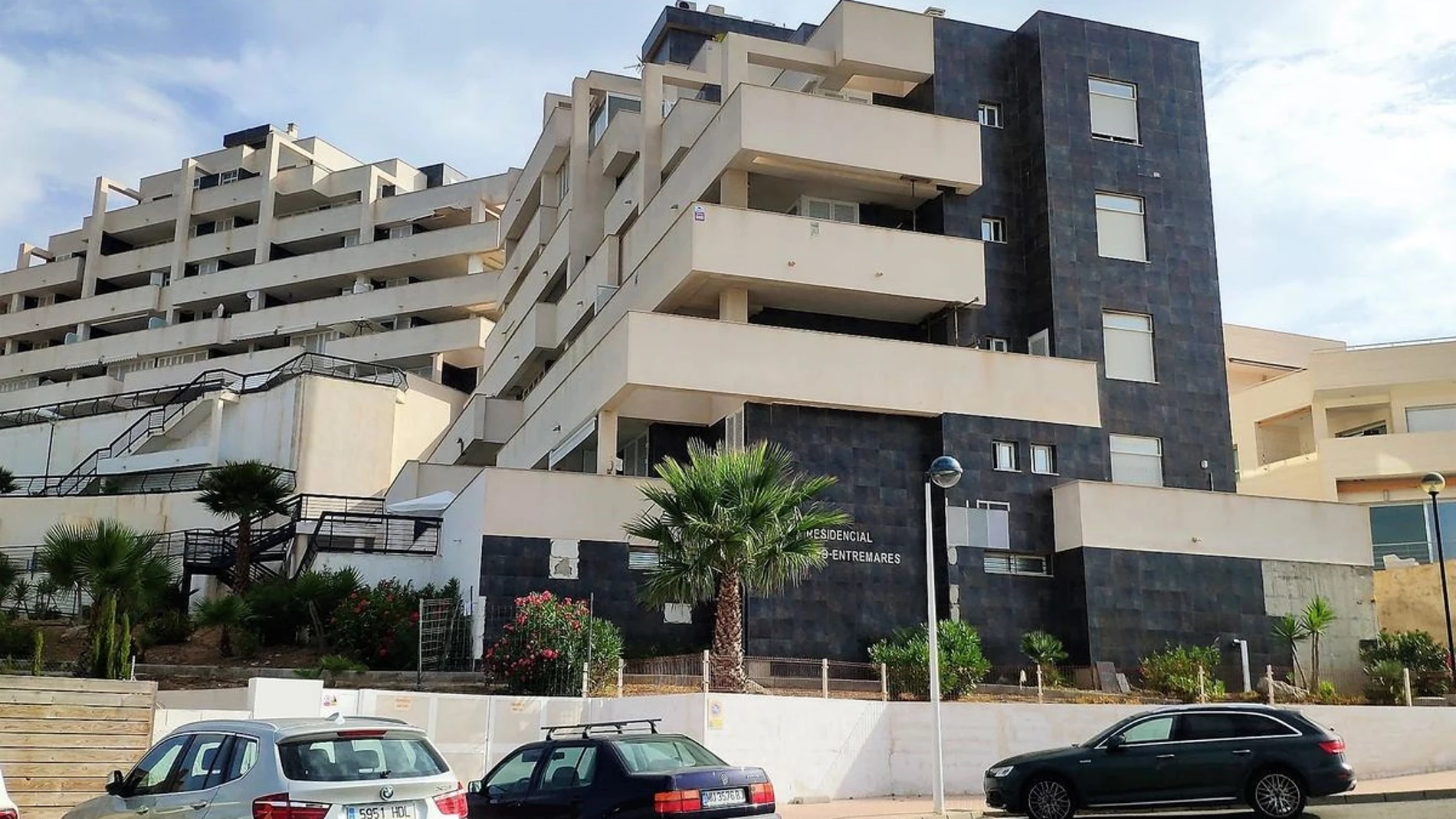 El Ayuntamiento da 24 horas para desalojar tres edificios en La Manga por riesgo de desprendimientos de sus fachadas