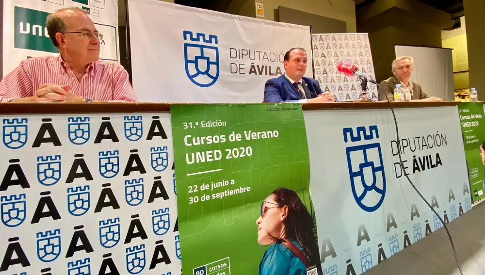 Presentación de los cursos de verano de la UNED con el director del Centro Asociado, Ignacio Zúñiga; el diputado de Cultura, Eduardo Duque; y el gerente de la Fundación Cultural Santa Teresa, José Manuel Trujillano.DIPUTACIÓN DE ÁVILA10/07/2020