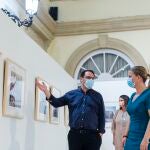 El director del Museo de Arte y de la Fundación de Arte Ibáñez Cosentino, Juan Manuel Martín Robles, y la diputada Deporte y Juventud, Maria Luisa Cruz, en la inauguración de la muestra