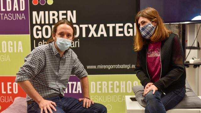 El secretario general de Podemos y vicepresidente segundo del Gobierno, Pablo Iglesias, se ha reunido este viernes en Durango (Bizkaia) con la candidata a lehendakari de Elkarrekin Podemos-IU, Miren Gorrotxategi. EFE/Miguel Toña