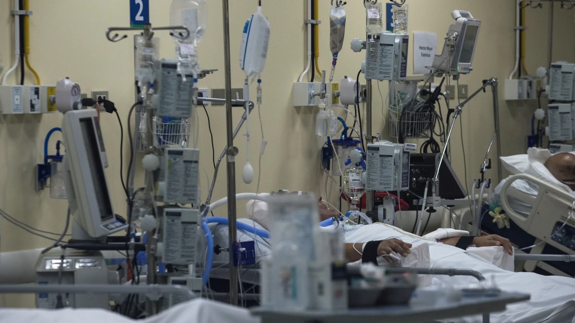La batalla incansable contra el coronavirus en las Unidades de Cuidado Intensivo en Chile
