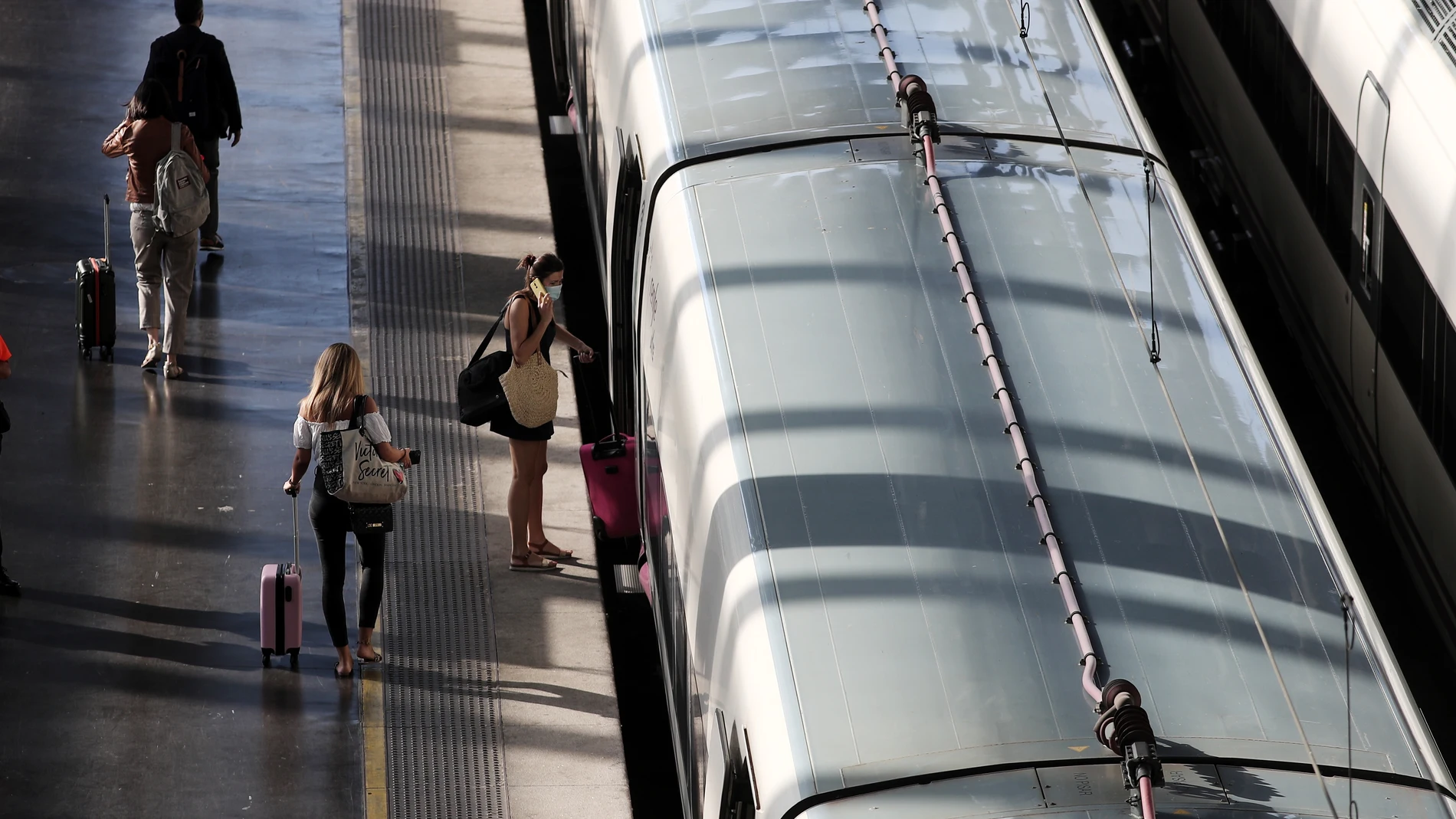 Viajeros caminan por uno de los andenes de la estación de tren Madrid Puerta de Atocha