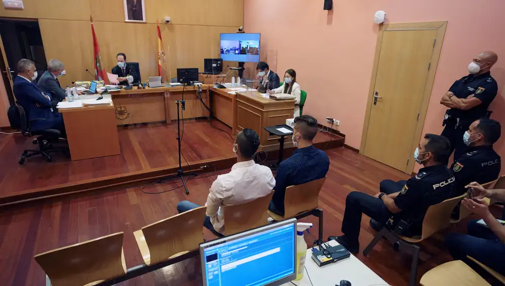 GRAF5631. ÁVILA, 10/07/2020.-Segunda jornada del juicio por el atropello mortal del joven toledano, José Echevarría, con las declaraciones de agentes de la Policía local y de la Policía Nacional que realizaron labores de peritaje, así como los agentes del Equipo de Reconstrucción de Accidentes de Tráfico (ERAT) de la Guardia Civil que reconstruyeron cómo se produjo el suceso, hoy en el Juzgado de lo Penal de Ávila. EFE/ Raúl Sanchidrián