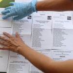 .-Sobres y papeletas para depositar el voto al Parlamento Vasco, en las elecciones autonómicas del domingo 12 de julio