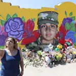 Irma Portillo se hace una autofoto frente al mural dedicado a. Vanessa Guillen en Texas