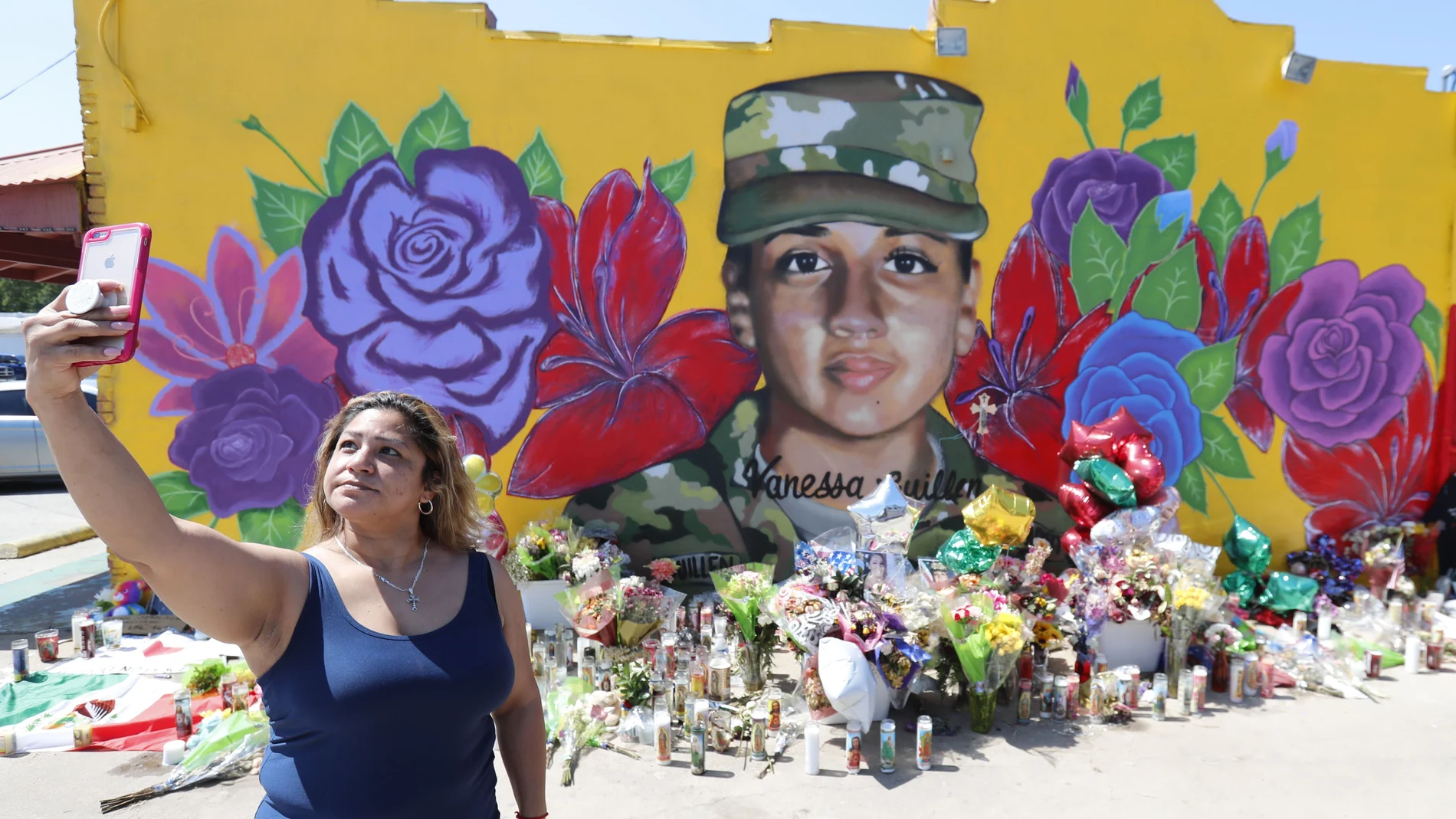 Irma Portillo se hace una autofoto frente al mural dedicado a. Vanessa Guillen en Texas