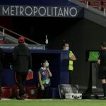 El árbitro consulta la pantalla del VAR en el Wanda Metropolitano
