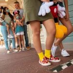 ACOMPAÑA CRÓNICA: CORONAVIRUS DISNEY USA2820. LAKE BUENA VISTA (ESTADOS UNIDOS), 11/07/2020.- Fotografía sin fecha cedida por Disney donde aparecen personas en una fila manteniendo la distancia social para entrar a una tienda en el Walt Disney World Resort en Lake Buena Vista, Florida (EEUU). La magia de Disney y de personajes como Mickey Mouse o Jack Sparrow vuelve a brillar en Florida este sábado con la reapertura de dos de los parques temáticos de Orlando, aunque lo hace opacada por la creciente amenaza de la COVID-19. EFE/Kent Phillips/Disney /SOLO USO EDITORIAL /NO VENTAS