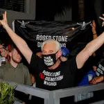 El ex asesor Roger Stone celebra el indulto de Donald Trump en su residencia de Fort Lauderdale (Florida)