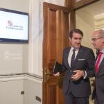 El consejero de Fomento y Medio Ambiente, Juan Carlos Suárez-Quiñones, y el presidente de la Diputación de Salamanca, Javier Iglesias