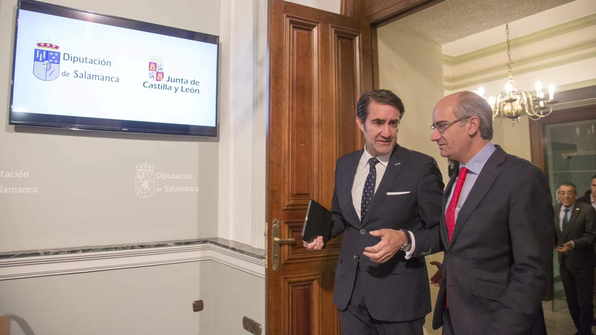 El consejero de Fomento y Medio Ambiente, Juan Carlos Suárez-Quiñones, y el presidente de la Diputación de Salamanca, Javier Iglesias